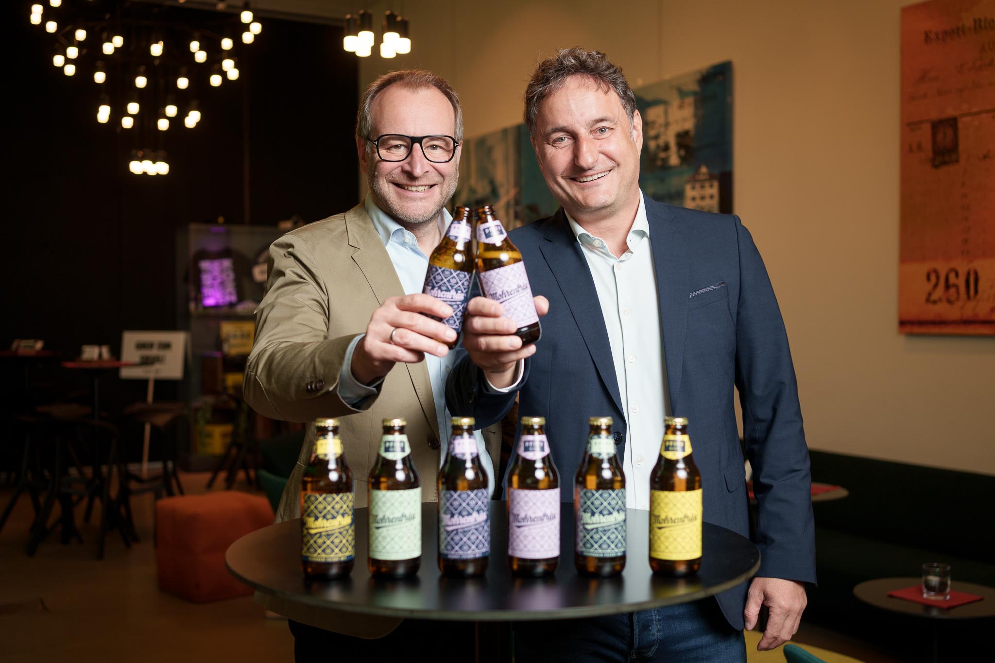 Dornbirner Vizebürgermeister Dr. Alexander Juen und Mohrenbrauerei-Geschäftsführer Mag. Thomas Pachole beim Verkosten vom Jubiläumsbier. Foto: Roland Maria Reininger